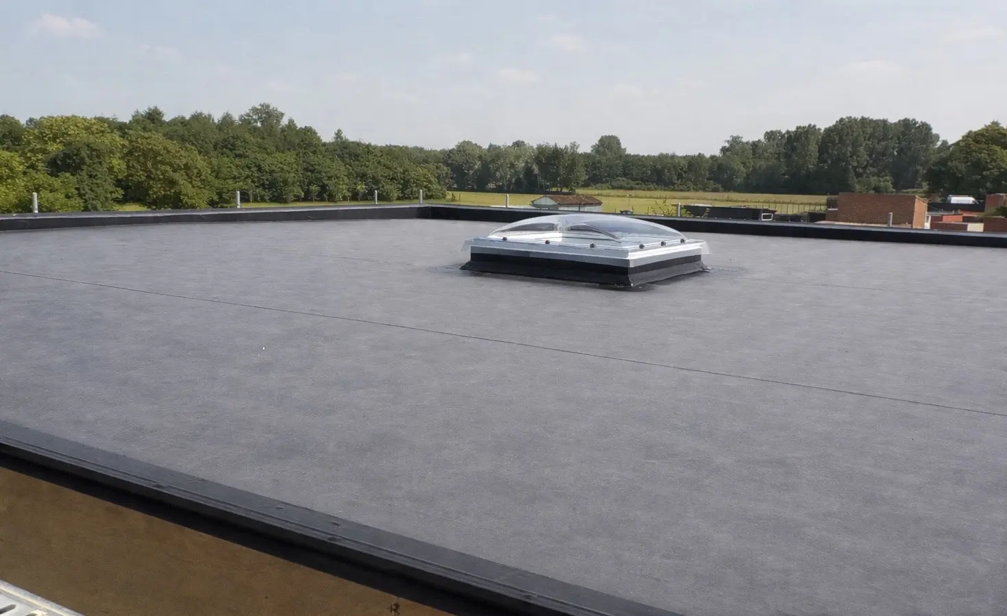 Toiture plate EPDM terminée avec coupole