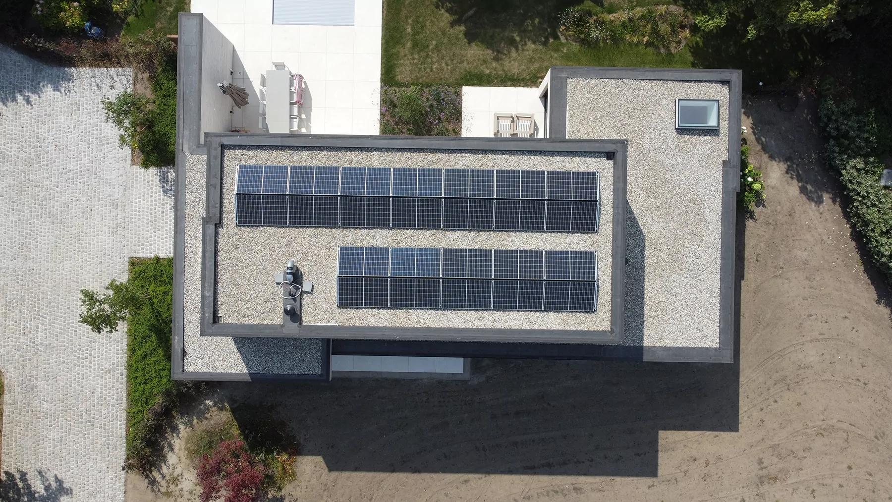 Toiture plate EPDM vue du ciel avec panneaux solaires