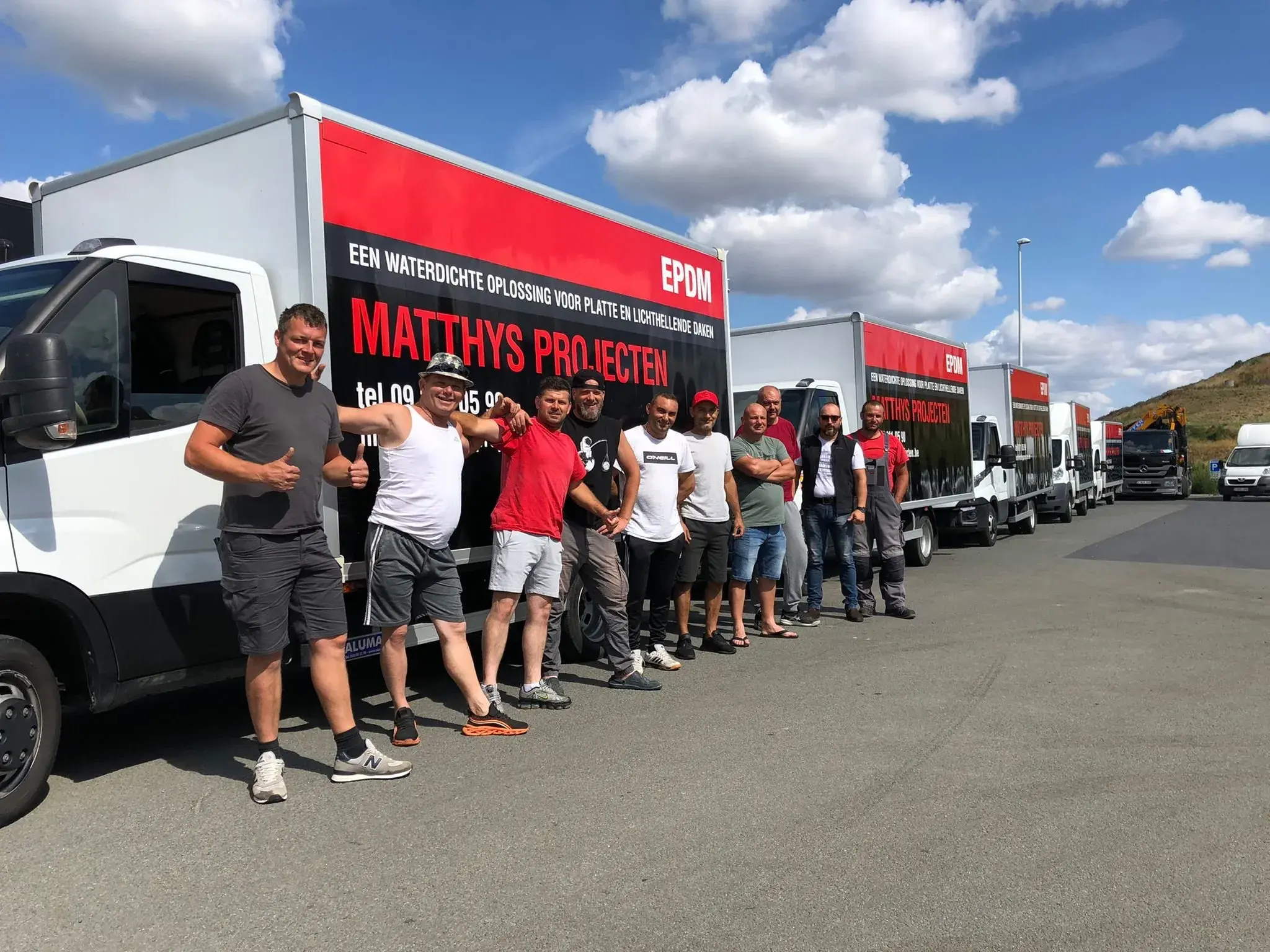 L’équipe MATTHYS PROJECTEN devant ses véhicules