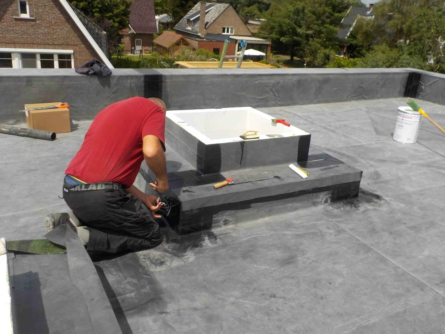 Pose professionnelle d’une membrane EPDM